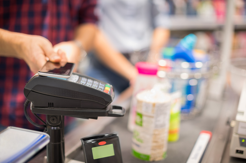 Kartenzahlung und Bargeld abheben im Einzelhandel Bargeld abheben im Einzelhandel - mit der Bankkarte wird im Supermarkt an der Kasse bezahlt oder auch Geld abgehoben