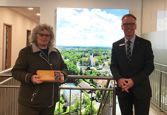 Kundin aus Trudering gewinnt Apple iPhone beim Gewinnsparen Kundin aus Trudering gewinnt Apple iPhone beim Gewinnsparen